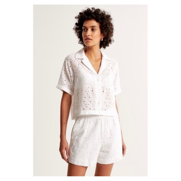 New! ABERCROMBIE • Short-Sleeve Cropped Schiffli Shirt in White - Picture 1 of 13